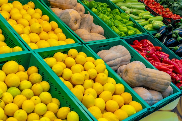Diverse groenten en fruit in een markt. Gezond eten