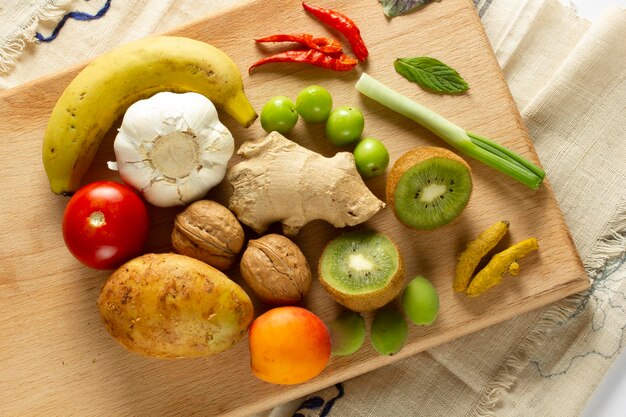 Diverse groenten en fruit op de snijplank