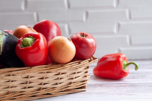 Diverse groenten in een rieten mand Eten Tomaten uien paprika