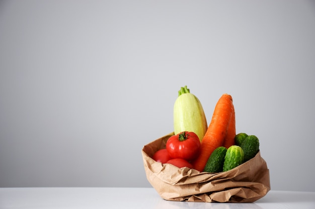 Diverse groenten in milieuvriendelijke verpakking