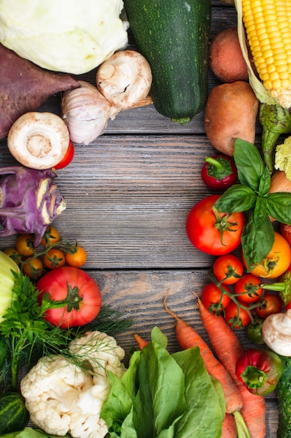 Diverse groenten op een houten tafel met kopieerruimte