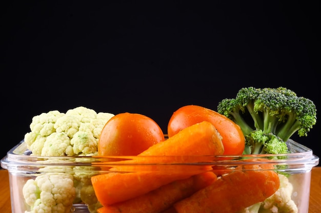 Foto diverse groenten zitten in glazen bakjes.