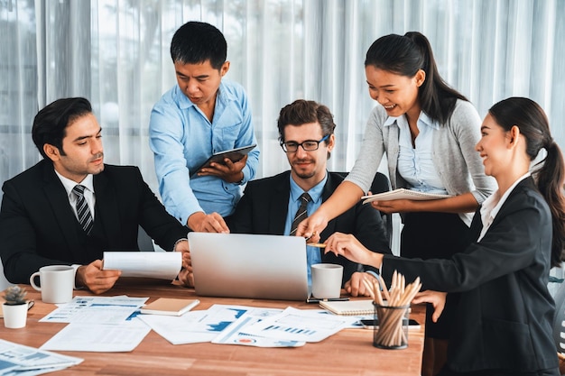 Diverse groep bedrijfsanalisten analyzeert financiële gegevens verslag papier op kantoor tafel grafiek en grafiek dashboard door business intelligence analyse voor strategische marketing planning nauwgezet