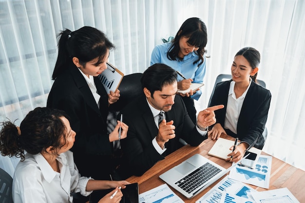 Diverse groep bedrijfsanalistenteams die financiële gegevens analyseren rapportpapier op kantoortafel Grafiek en grafiekdashboard door business intelligence-analyse voor strategische marketingplanning Nauwgezet