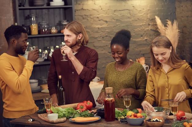 Diverse Groep die Mensen van Partij thuis genieten