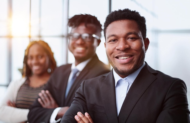 Diverse groep gelukkige succesvolle lachende collega's die formele kleding dragen