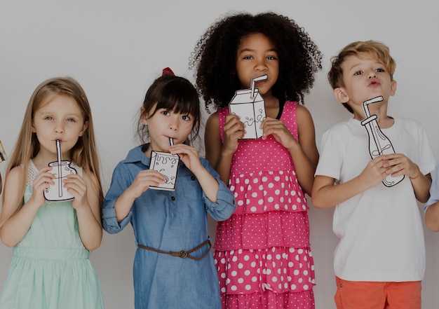 Diverse groep jonge geitjes die zich op een rij portret bevinden