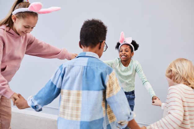 Diverse groep kinderen op Pasen