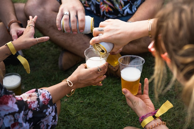 Diverse groep mensen die van een wegreis en een festival genieten