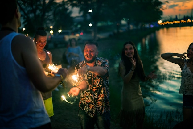 Diverse groep mensen die van een wegreis en een festival genieten