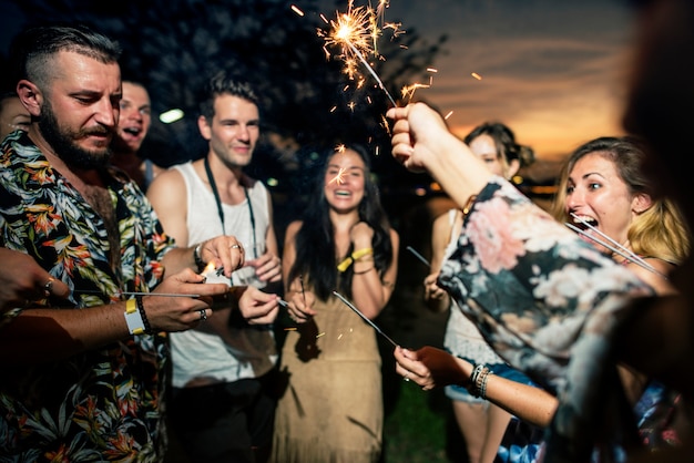 Diverse groep mensen die van een wegreis en een festival genieten