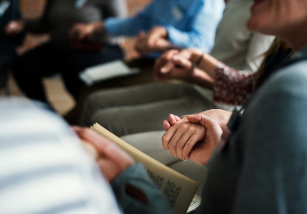 Diverse groep mensen hand in hand in steungroep