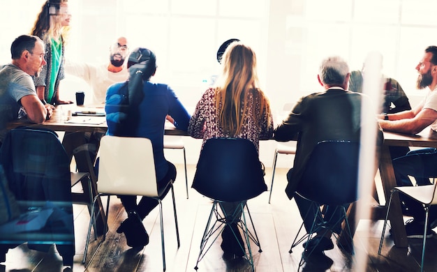 Diverse groep mensen in een seminar