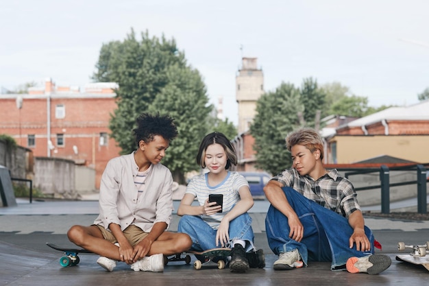 Diverse groep tieners in straat