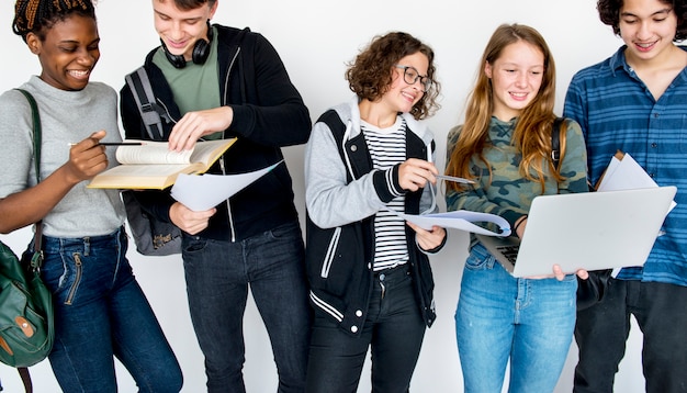 Diverse groep tieners schieten