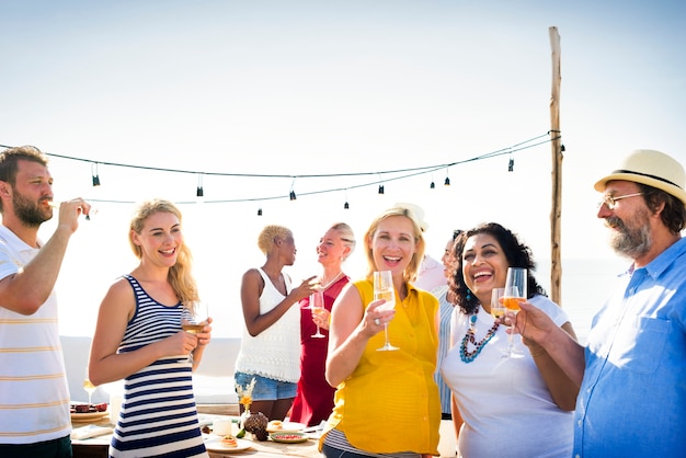 Diverse groep van vrienden zomer schieten