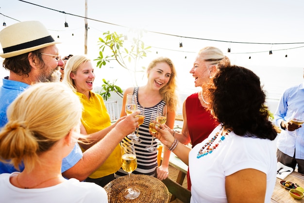 Diverse groep van vrienden zomer schieten