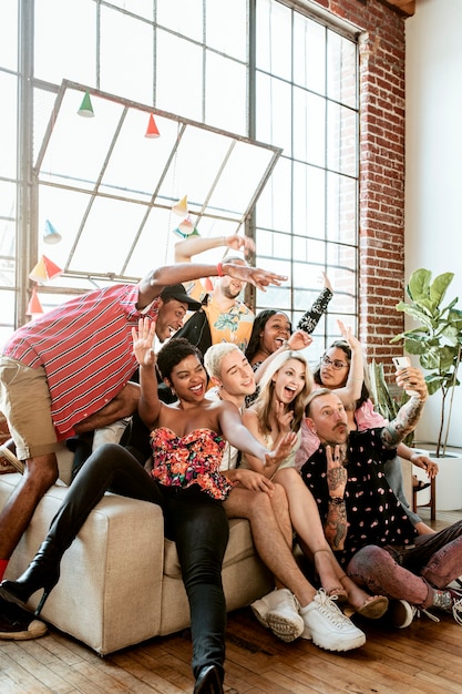 Diverse groep vrienden die een selfie maken op een feestje