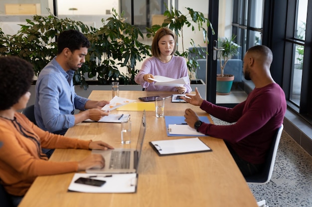 Diverse groep zakenmensen die in een creatief kantoor werken. groep mensen in een vergadering die werk bespreekt. zakenmensen en collega's op een druk creatief kantoor.