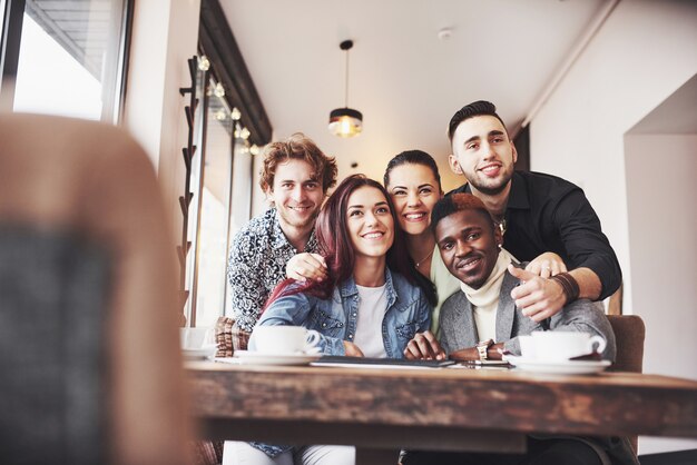 Diverse Groepsmensen die Laagconcept zitten