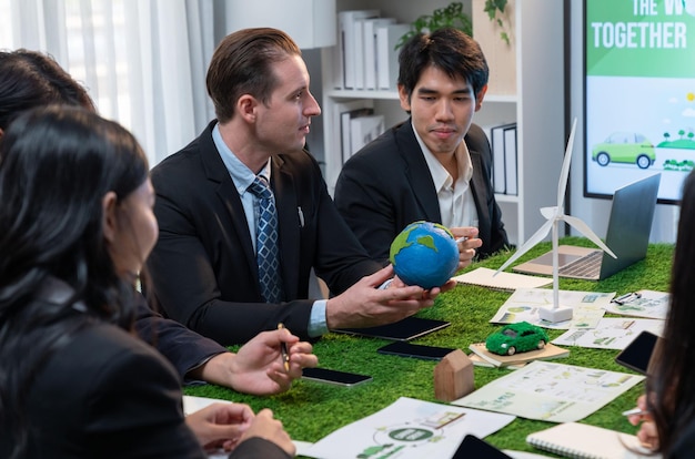 Foto gruppo eterogeneo di uomini d'affari che pianificano energie alternative caratteristico