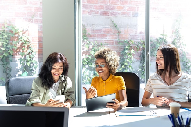 Photo diverse group of female colleagues work in a relaxed and happy manner copy space