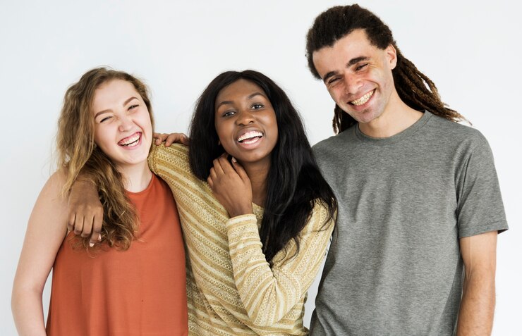 Photo diverse group of friends having fun