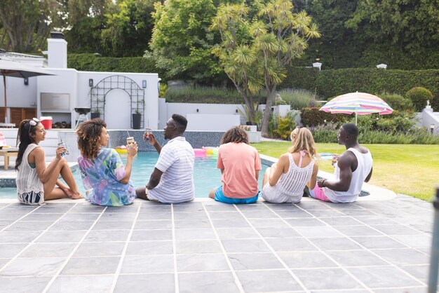 Photo a diverse group of friends is gathered by the pool with copy space