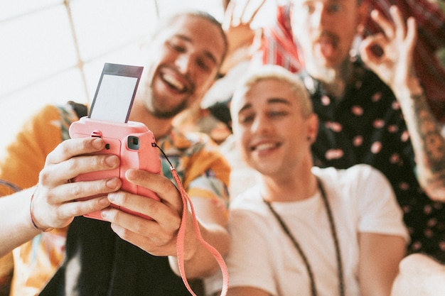 Photo diverse group of friends taking a selfie at a party