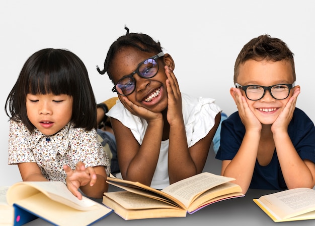 Photo diverse group of kids study read book