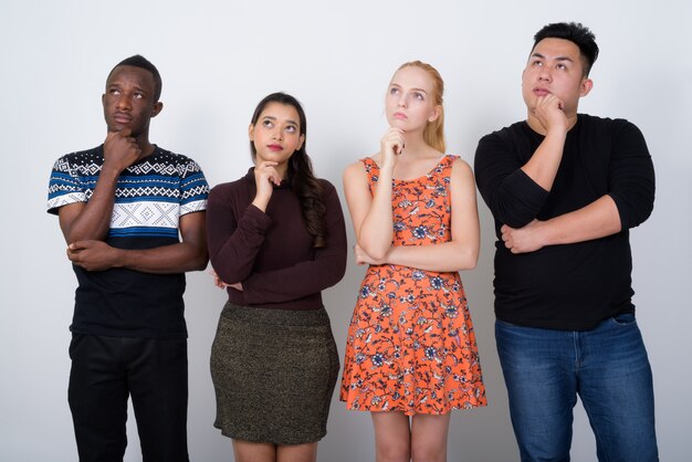 Photo diverse group of multi ethnic friends thinking