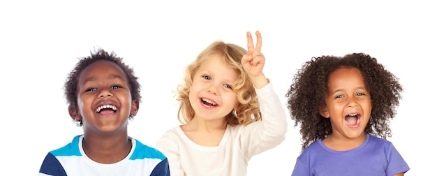 Фото Разнообразная группа детей, делающих жесты руками и смеющихся на белом фоне