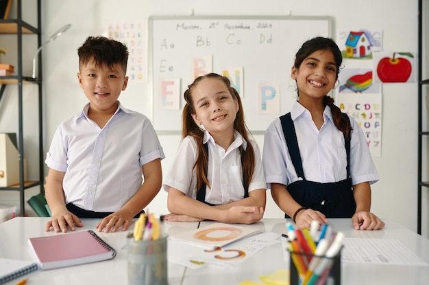 写真 多様な学校の子供たちのグループ