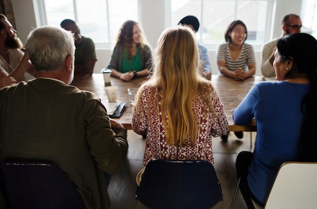 Foto diverso gruppo di persone in un seminario