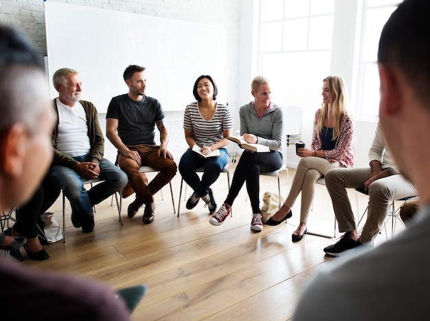 Diverso gruppo di persone in un seminario