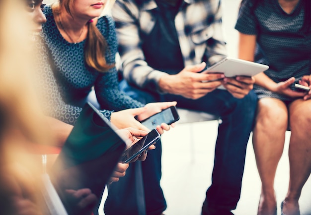 Foto diverso gruppo di persone in un seminario