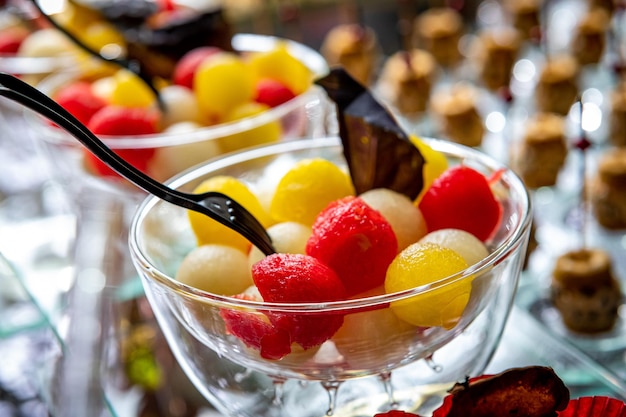 Diverse hapjes buffettafel met verschillende gerechten