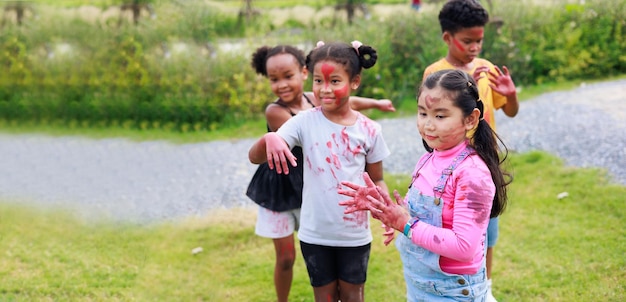 Детская группа разнообразного счастья, играющая на детской площадке в летнем лагере, учится