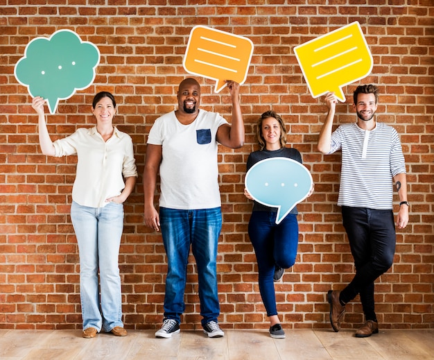 Photo diverse happy people holding speech bubble icons