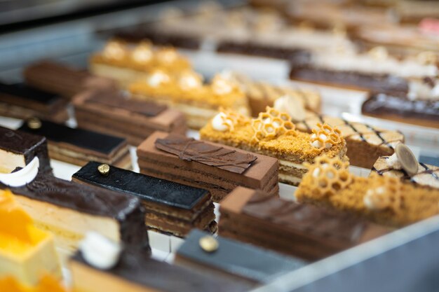 Diverse heerlijke zoete gebakjes in de etalage