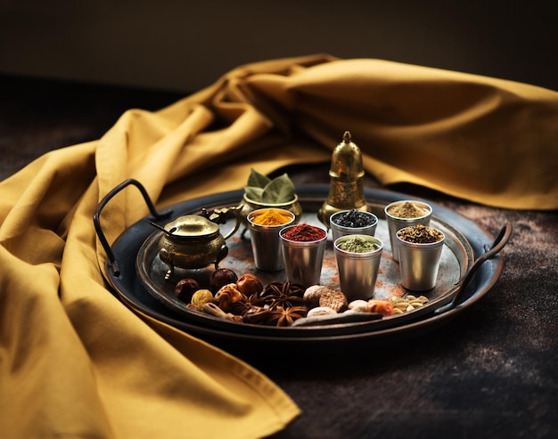 Diverse Indiase specerijen pittige kruiden en smaakmakers op een donkere achtergrond