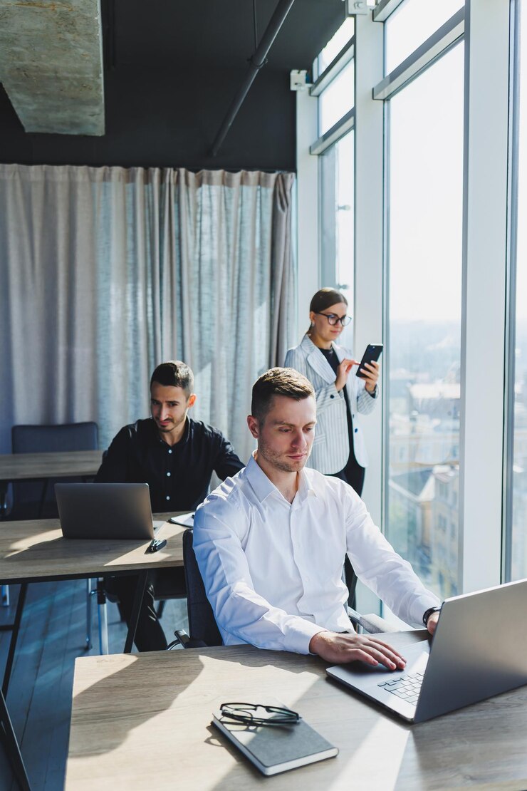 Diverse internationale zakenmensen werken aan een project aan tafel met behulp van laptops Multiraciaal team bespreken projectstrategie terwijl ze samenwerken in een modern kantoor