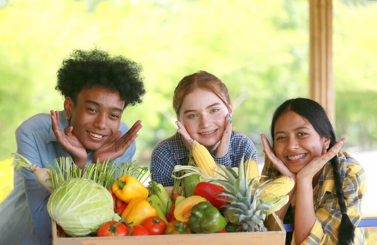 Diverse jonge mensen genieten van activiteiten op de plantage op een biologische boerderij