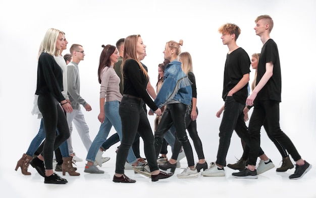 Foto diverse jonge mensen lopen in verschillende richtingen