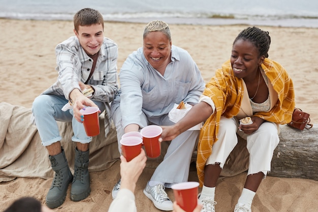 Diverse jonge mensen op Beach Party