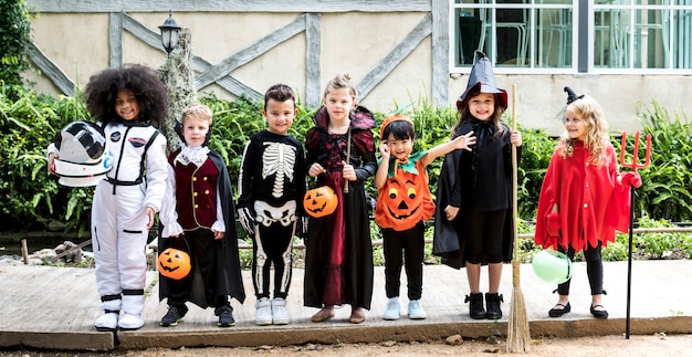 Photo diverse kids in halloween costumes