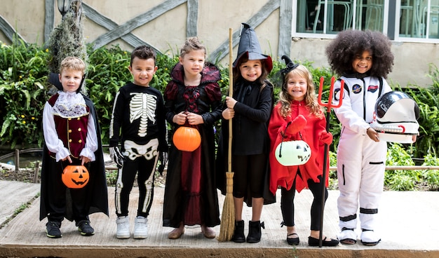 Diversi bambini in costumi di halloween