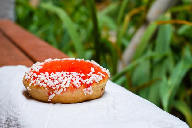 diverse kleurrijke donuts, met diverse toppings van chocolade, noten, amandelen, kaas, aardbeien,