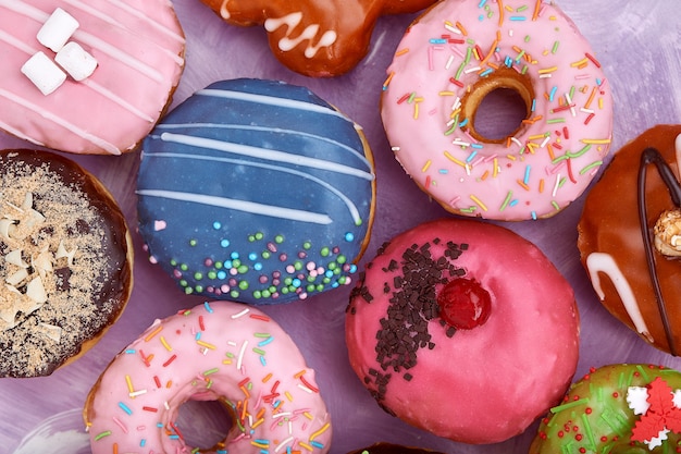 Diverse kleurrijke donuts