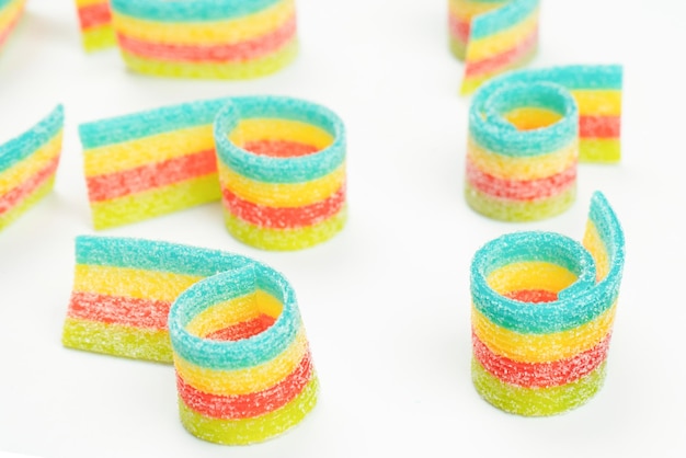 Diverse kleurrijke gummy snoepjes Bovenaanzicht Jelly donuts Jelly beren geïsoleerd op een witte achtergrond